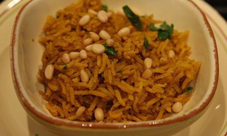 Рецепт золотистый рис с кинзой и кедровыми орешками