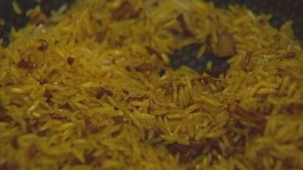 золотистый рис с кинзой и кедровыми орешками