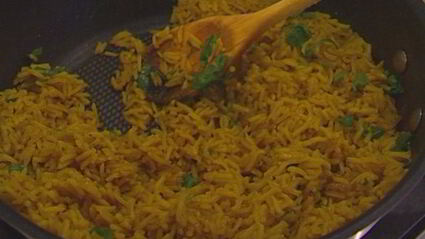 золотистый рис с кинзой и кедровыми орешками