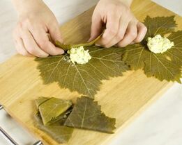 голубцы с творогом в виноградных листьях