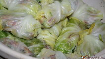 голубцы со свининой, запеченные в томатной заливке