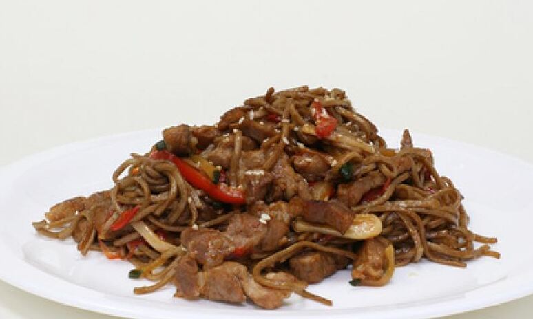 Рецепт гречневая лапша с говядиной и овощами в соевом соусе