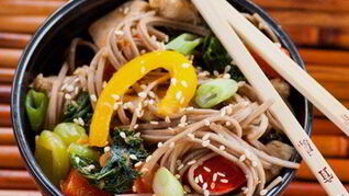 Гречневая лапша с курицей и овощами