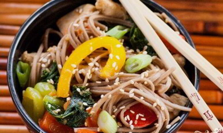 Рецепт гречневая лапша с курицей и овощами