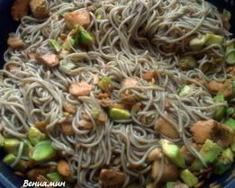 Гречневая лапша с семгой и авокадо