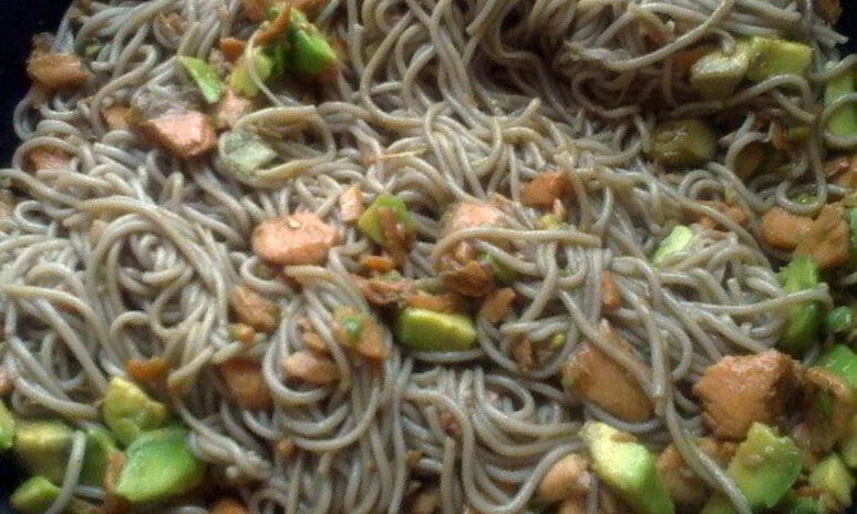 Рецепт гречневая лапша с семгой и авокадо