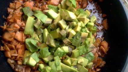 гречневая лапша с семгой и авокадо