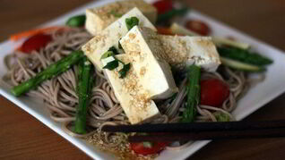 Гречневая лапша с томатами, тофу и базиликом