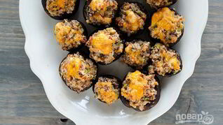 Фаршированные грибы с сыром, орехами и беконом