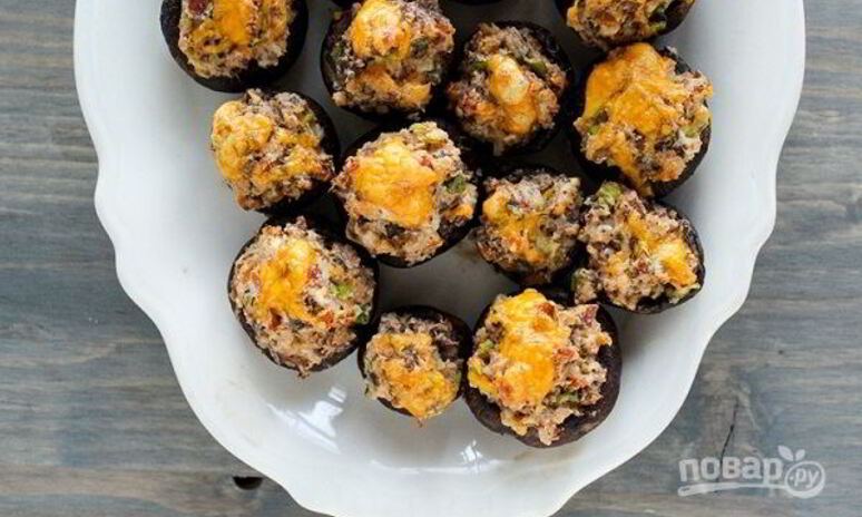 Рецепт фаршированные грибы с сыром, орехами и беконом