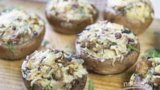 Фаршированные шампиньоны с сыром и зеленью