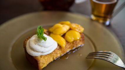 гренка с маскарпоне и нектаринами