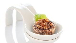 Грибы, фаршированные крабовым мясом, пармезаном и белым луком