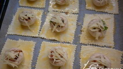 грибы фаршированные на слоеном тесте