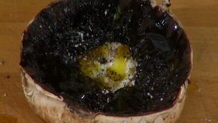 грибы на гриле с нутом и баклажанами