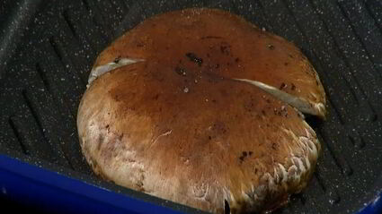 грибы на гриле с нутом и баклажанами