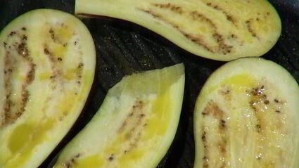 грибы на гриле с нутом и баклажанами