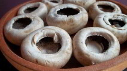 грибы под сыром в духовке