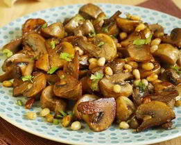 Грибы с чесноком и кедровыми орешками