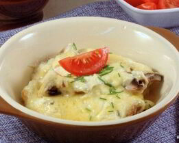 Грибы в сметане, запеченные в духовке