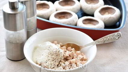 грибы, запеченные с голубым сыром и беконом