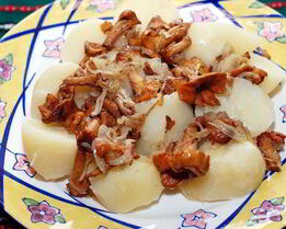 Лисички с картошкой жареные