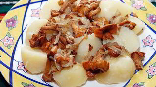 Лисички с картошкой жареные