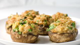 Шампиньоны, фаршированные курицей