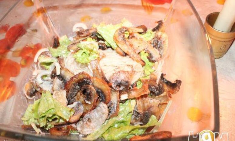 Рецепт шампиньоны с рисовой лапшой и салатом