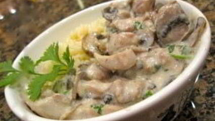 шампиньоны в сливочном соусе