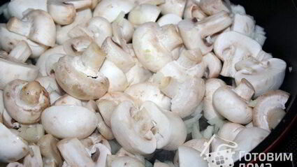 шампиньоны запеченные в сметанно-сырном соусе