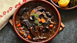 Тушеные королевские шампиньоны с овощами