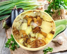 Тушеные лисички с картошкой