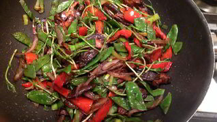 Удон с овощами, жаренными в соусе мисо