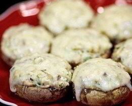 Запеченные грибы, фаршированные курицей и сыром