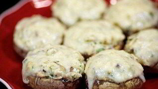 Запеченные грибы, фаршированные курицей и сыром