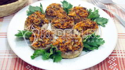 запеченные шампиньоны с овощами