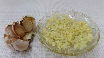 жареные грибы с чесноком