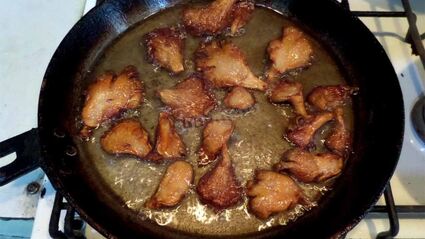 жареные грибы с чесноком