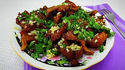 жареные грибы с чесноком