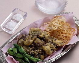 Золотистые грибы в кляре с зеленым луком