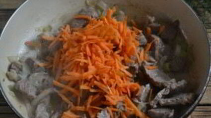 гуляш из говядины с подливкой