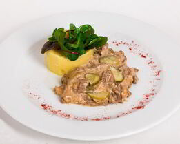 Гуляш с солеными огурцами по-крестьянски