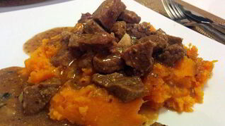 Пикантный гуляш из телятины с темным пивом и пюре из батата