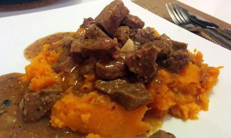 Рецепт пикантный гуляш из телятины с темным пивом и пюре из батата