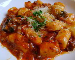 Картофельные клецки с томатным соусом