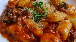 Картофельные клецки с томатным соусом