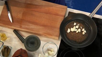 фалафель с треской и тремя соусами