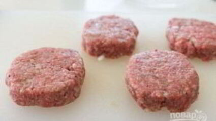 говяжьи котлеты с подливкой, рисом и яйцом