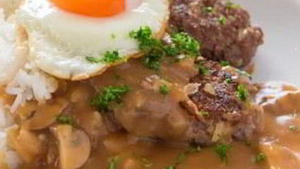 говяжьи котлеты с подливкой, рисом и яйцом